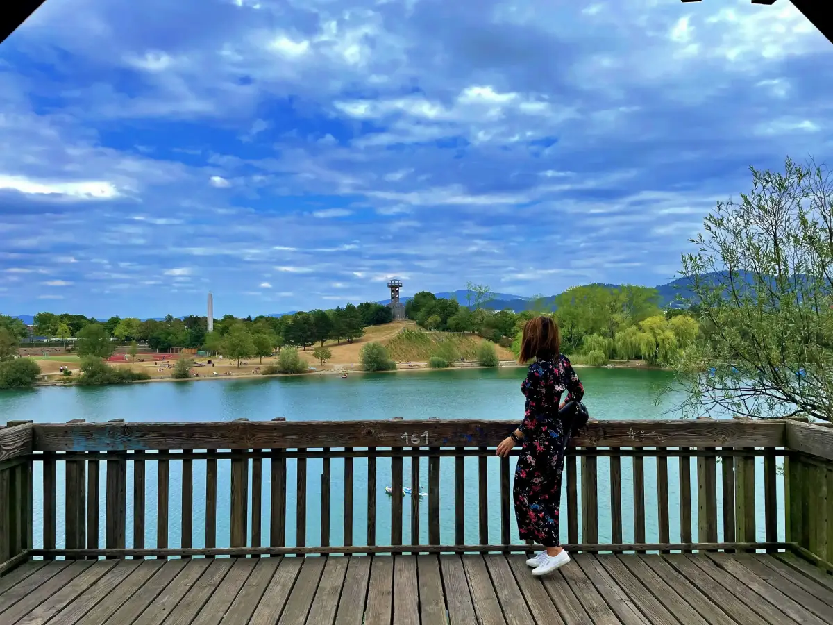 Lago artificial Flückiger en el Seepark de Friburgo visto desde Glashaus, con 11 hectáreas de superficie y torre del parque visible