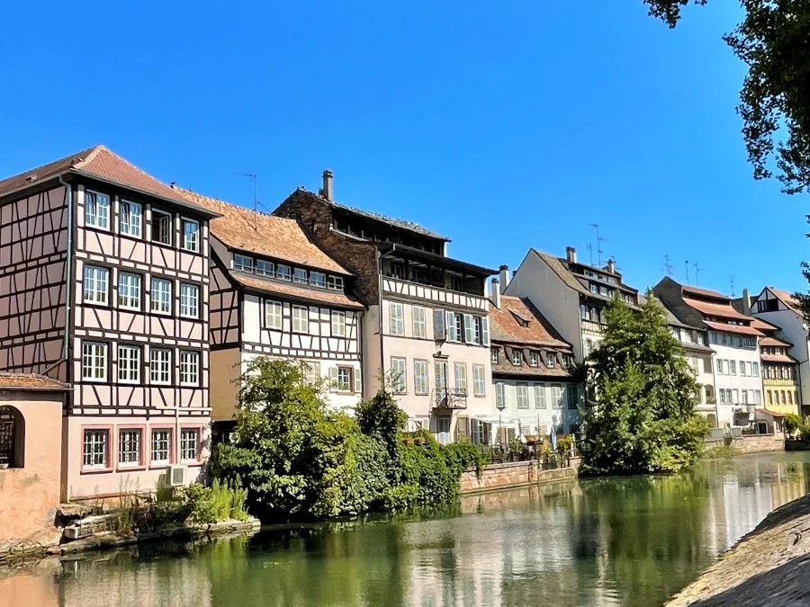 Fachadas de casas tradicionales junto al canal vistas desde el Quai de la Petite France en Estrasburgo