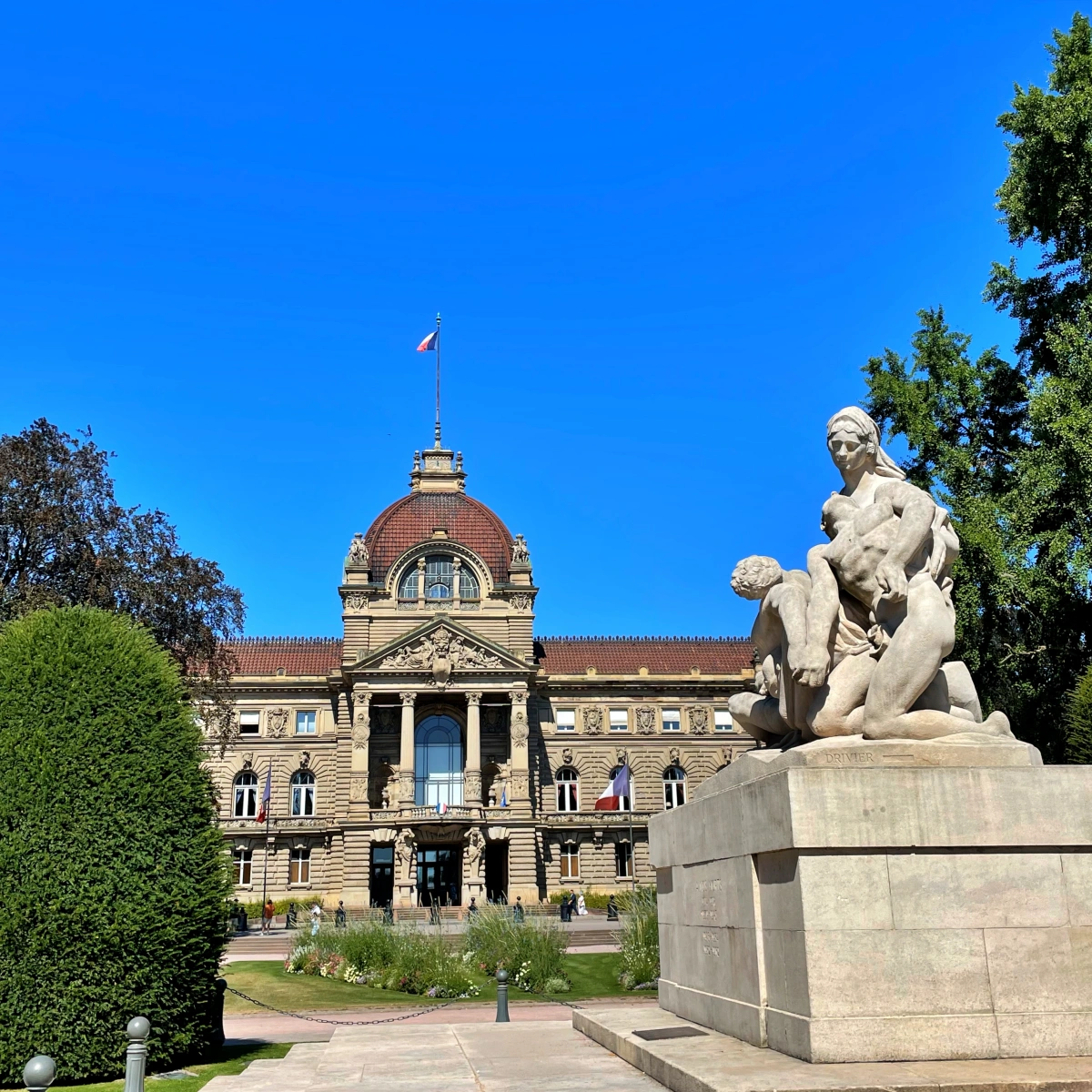 Fachada del Palais du Rhin en Estrasburgo con la escultura del Monument aux Morts en primer plano