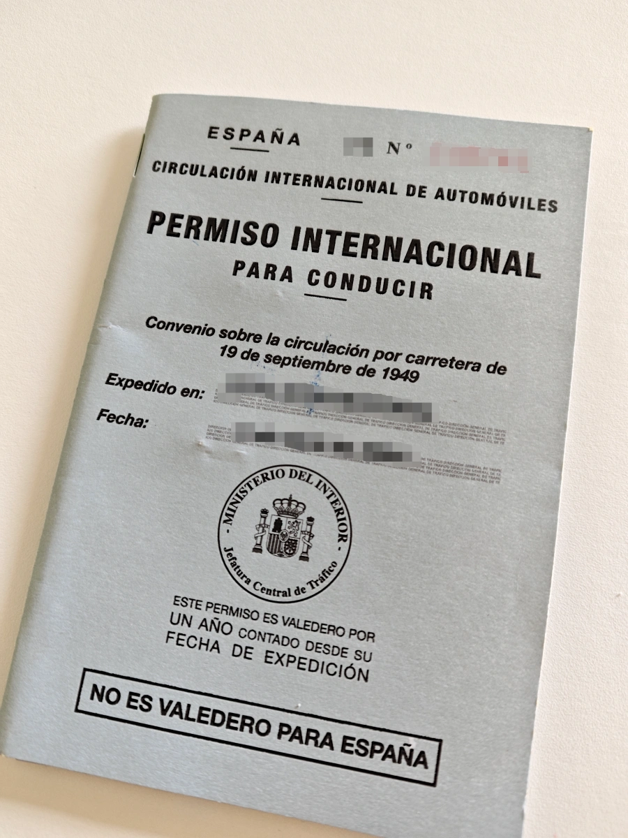 Permiso Internacional para Conducir emitido en España, documento oficial válido por un año para conducir fuera de la Unión Europea y países con convenio