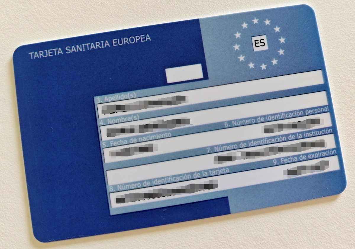 Tarjeta Sanitaria Europea emitida en España, documento azul con datos personales para recibir asistencia médica en países de la Unión Europea, EEE, Suiza y Reino Unido.