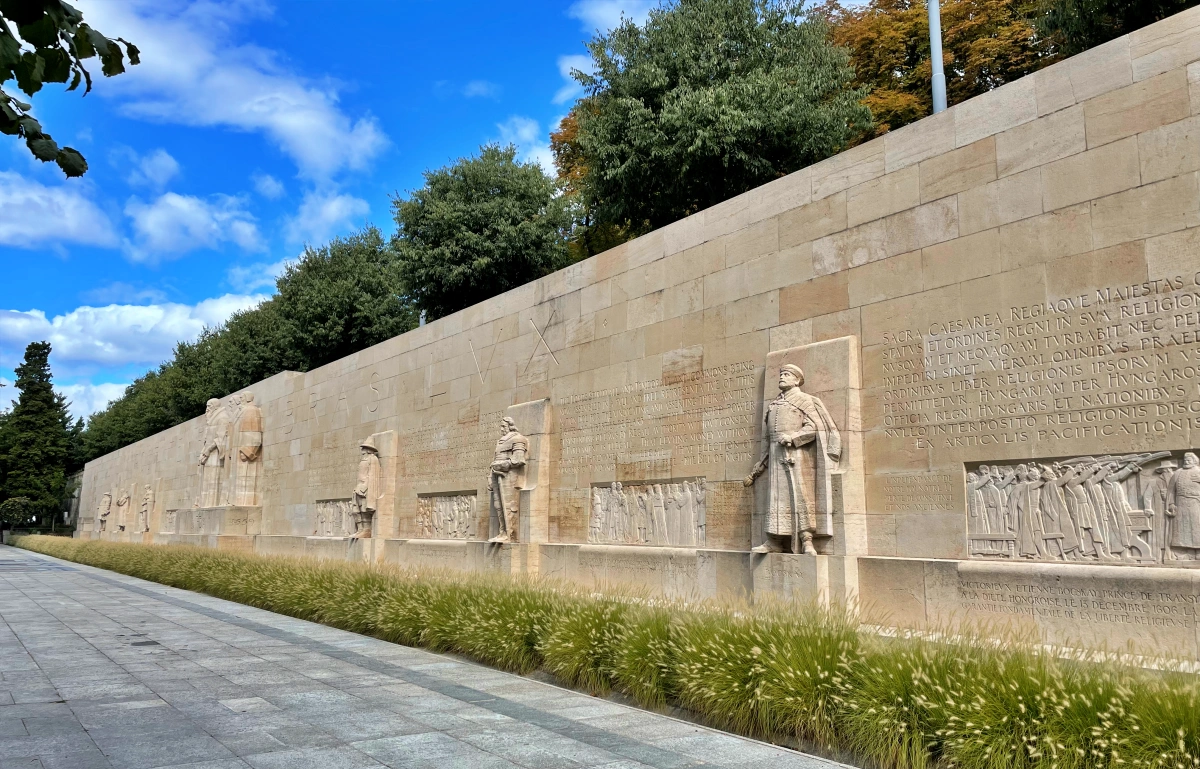 Vista panorámica del Monumento Internacional de la Reforma en Ginebra, con estatuas de los líderes protestantes y la inscripción “Post Tenebras Lux” en el Parque de los Bastiones