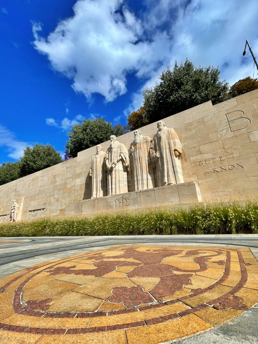 Detalle de las estatuas monumentales de Juan Calvino, Guillermo Farel, Teodoro de Beza y John Knox en el Muro de los Reformadores de Ginebra