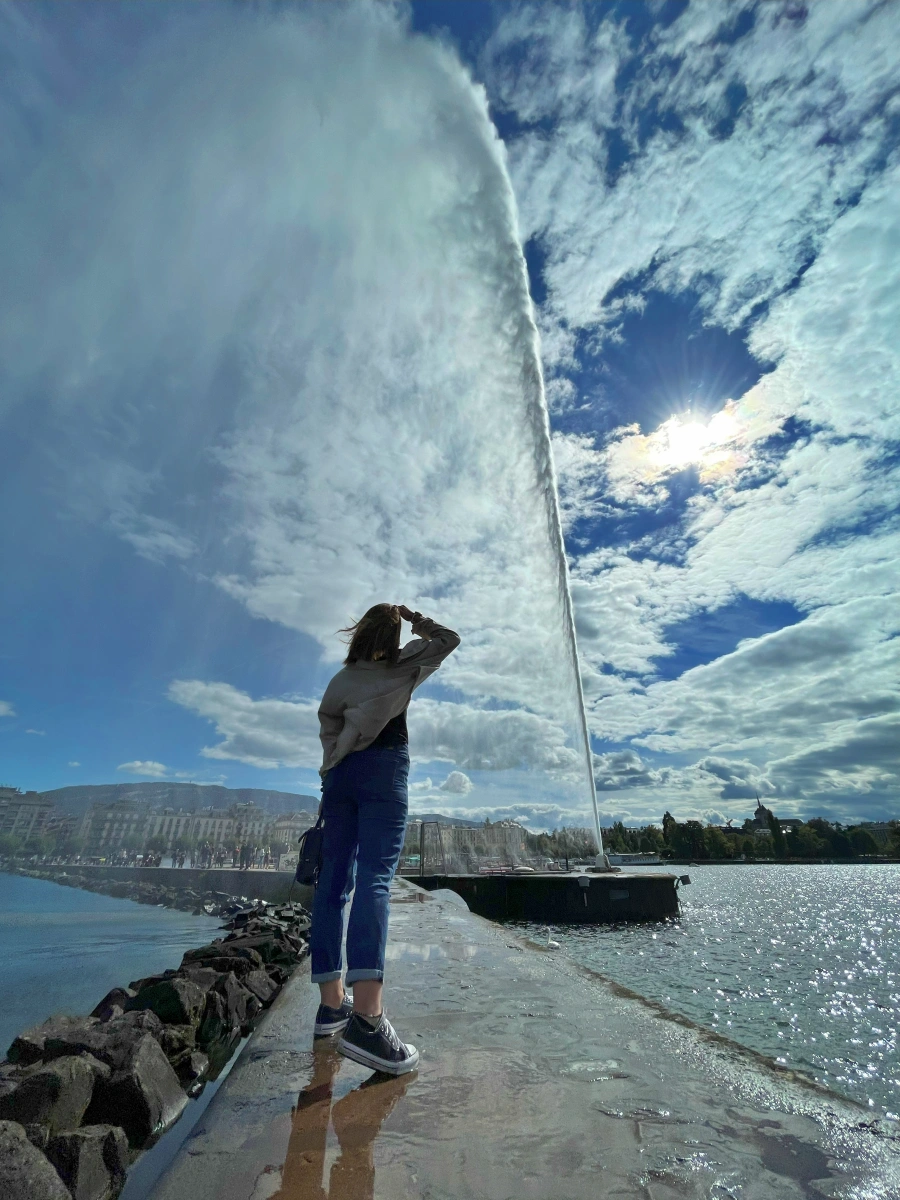 Detalle del Jet d’Eau de Ginebra visto de cerca, mostrando la fuerza del chorro de agua y la estructura de la base junto al lago Lemán