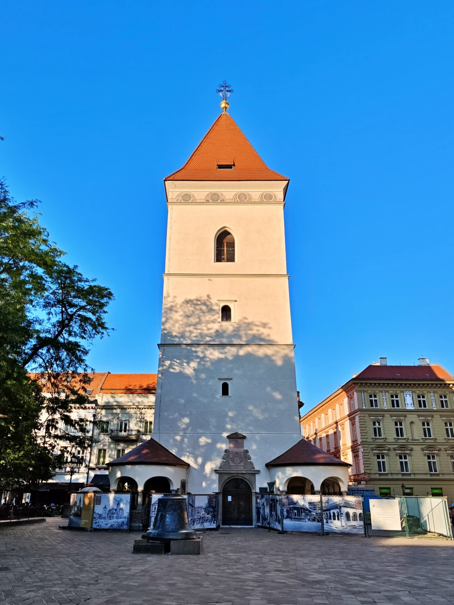 Torre de San Urbano en Košice, Eslovaquia, campanario renacentista del siglo XIV con tejado piramidal y campana monumental de siete toneladas dedicada a San Urbano, patrón de los viticultores, situada junto a la Catedral de Santa Isabel.