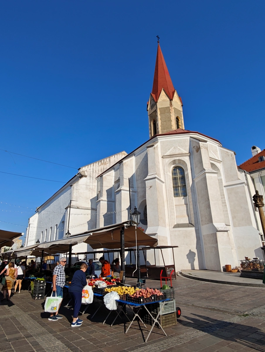 Puestos de frutas y verduras frescas en el mercado al aire libre frente a la Iglesia Dominicana de Košice, Eslovaquia.
