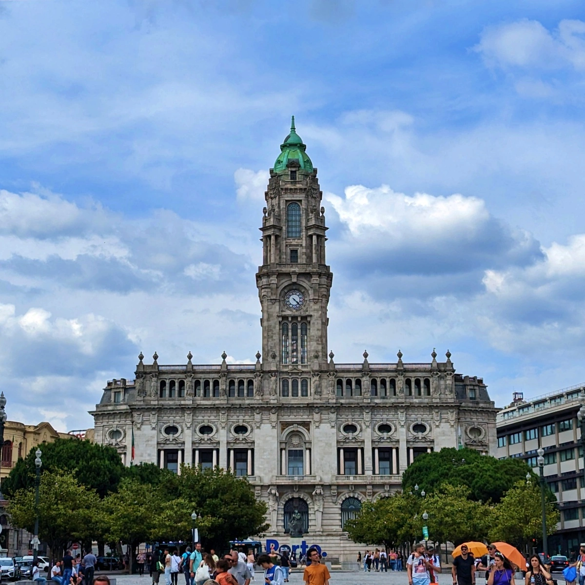 Edificio del Ayuntamiento de Oporto con torre y reloj en Plaza da Liberdade