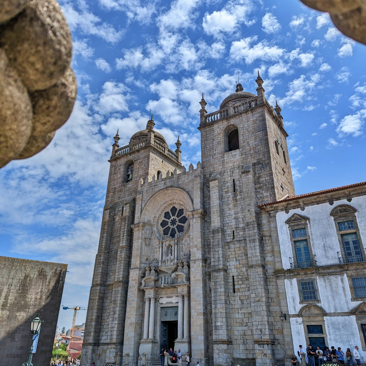 Vista de las dos torres campanario de la Sé de Oporto con rosetón central bajo cielo azul