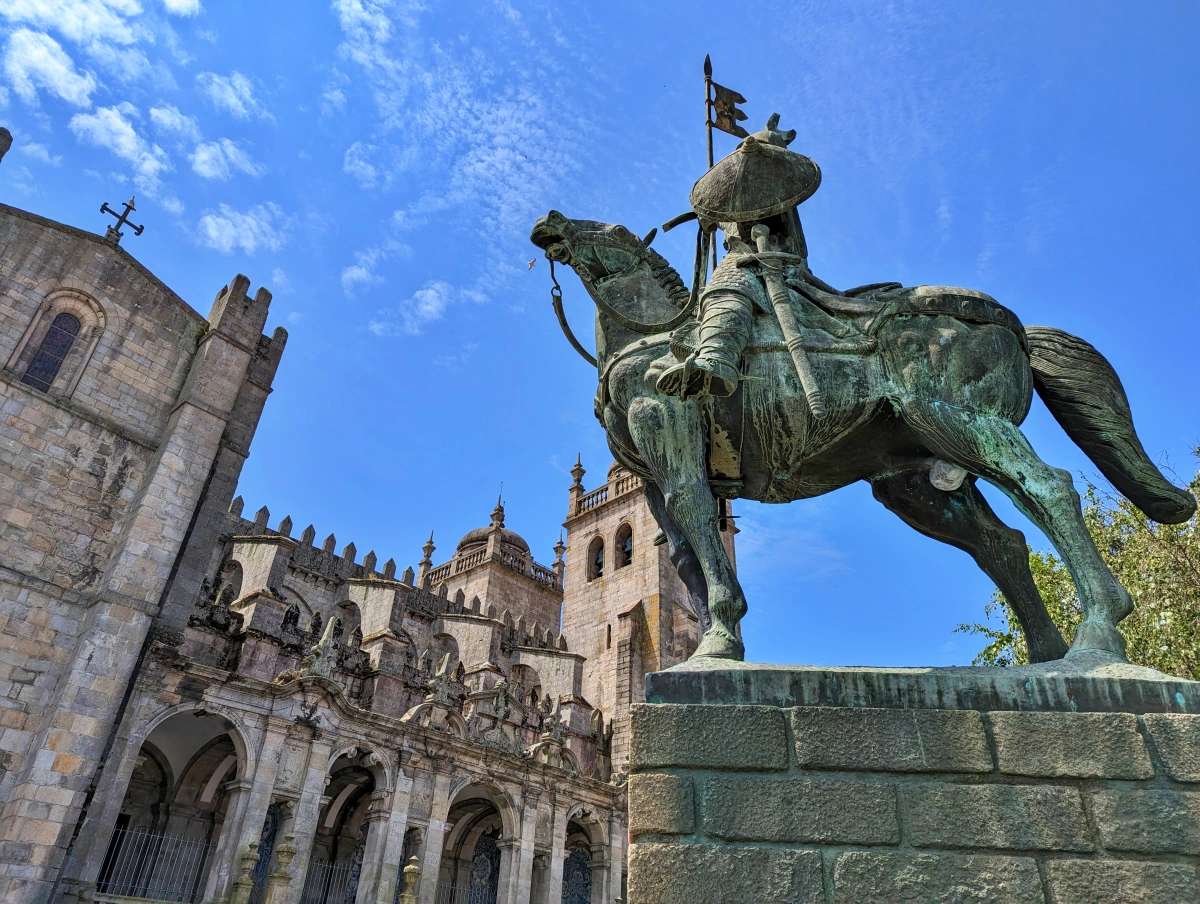 Vista de la Catedral de Oporto junto a la estatua ecuestre de D. Afonso Henriques
