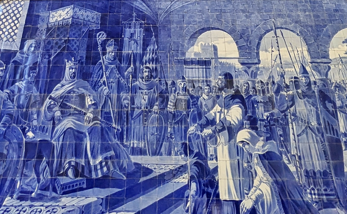 Mural de azulejos azules que representa la humillación de Egas Moniz ante el Rey Alfonso VII de León con su familia