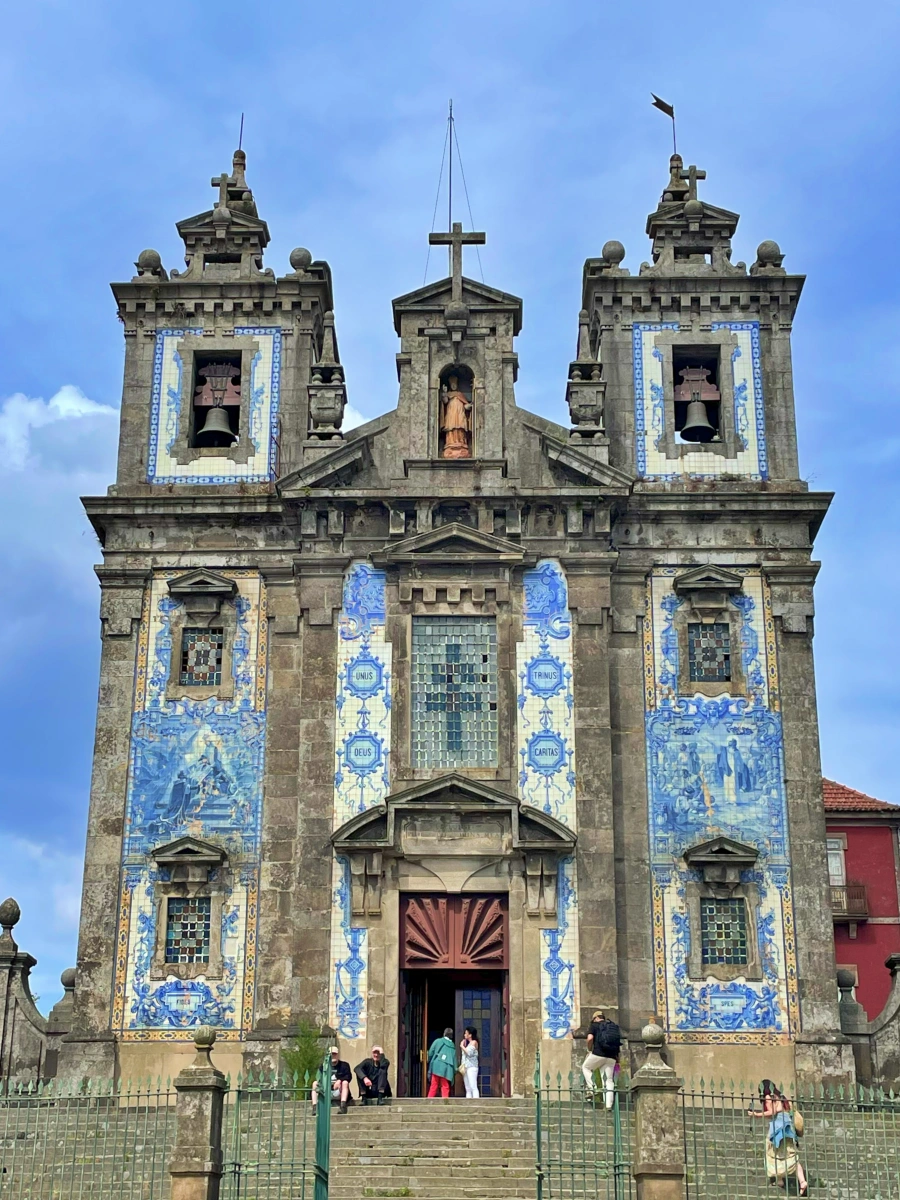 Fachada de la Iglesia de San Ildefonso con azulejos azules en Oporto