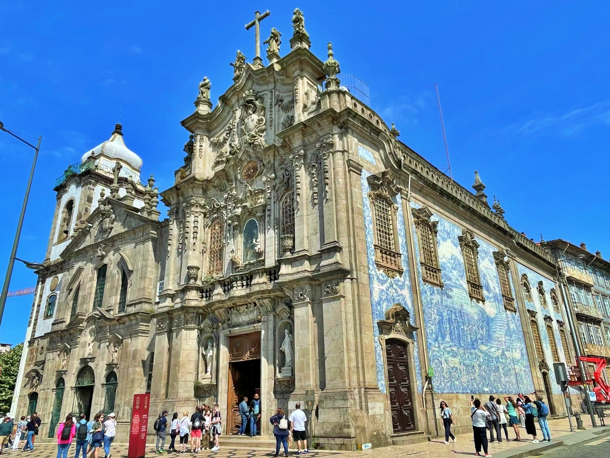 Fachada barroca de la Igreja do Carmo con azulejos azules en Oporto