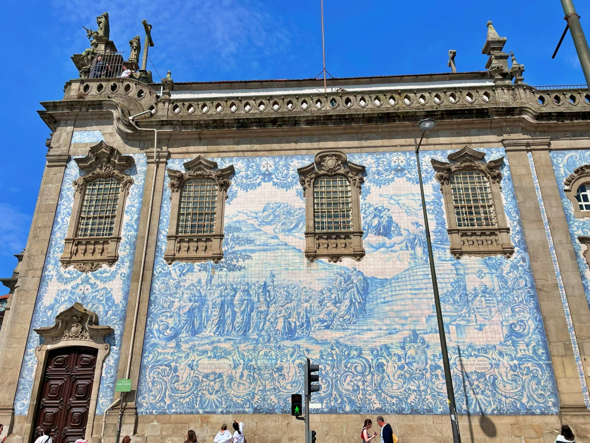 Panel lateral de azulejos azules con escenas religiosas en la Igreja do Carmo