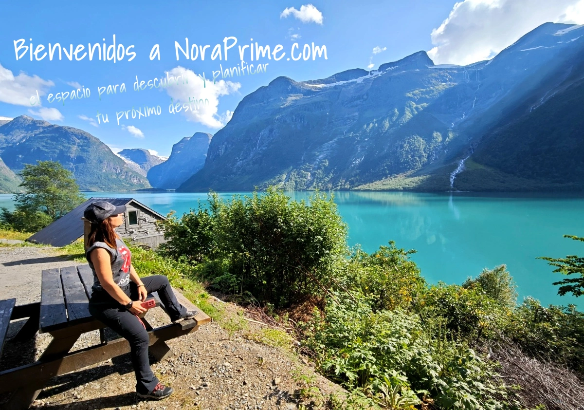 Mujer viajera sentada junto al lago Lovatnet rodeado de montañas en Noruega