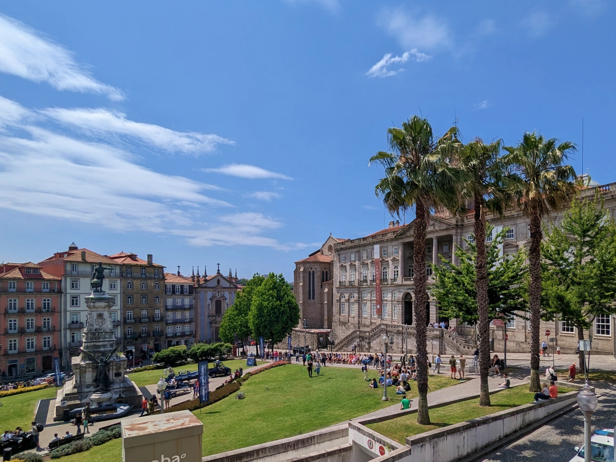 Jardines de la Praça do Infante Dom Henrique con estatua ecuestre y edificios históricos