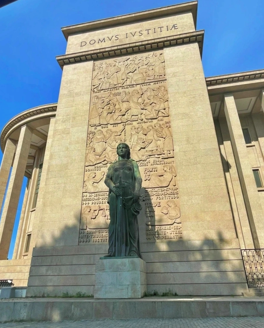 Fachada del Palacio de Justicia de Oporto con escultura de la Justicia y relieve monumental