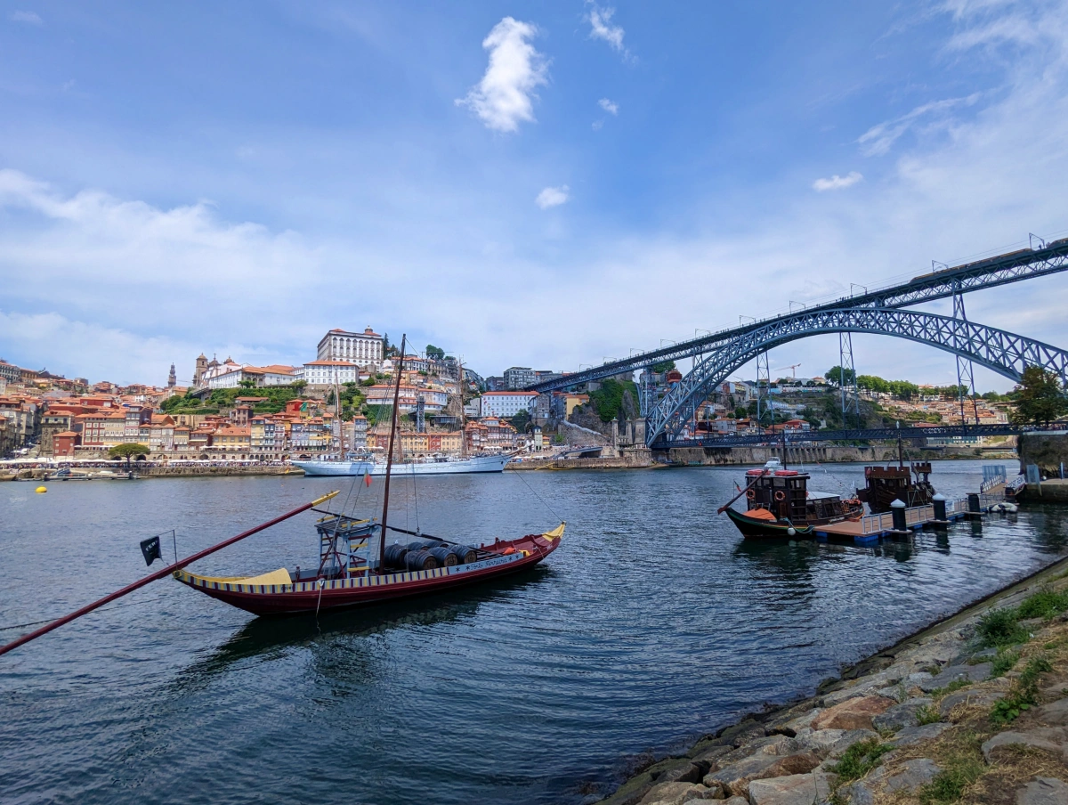 Barco rabelo amarrado en el Duero con el Puente de Don Luis I al fondo