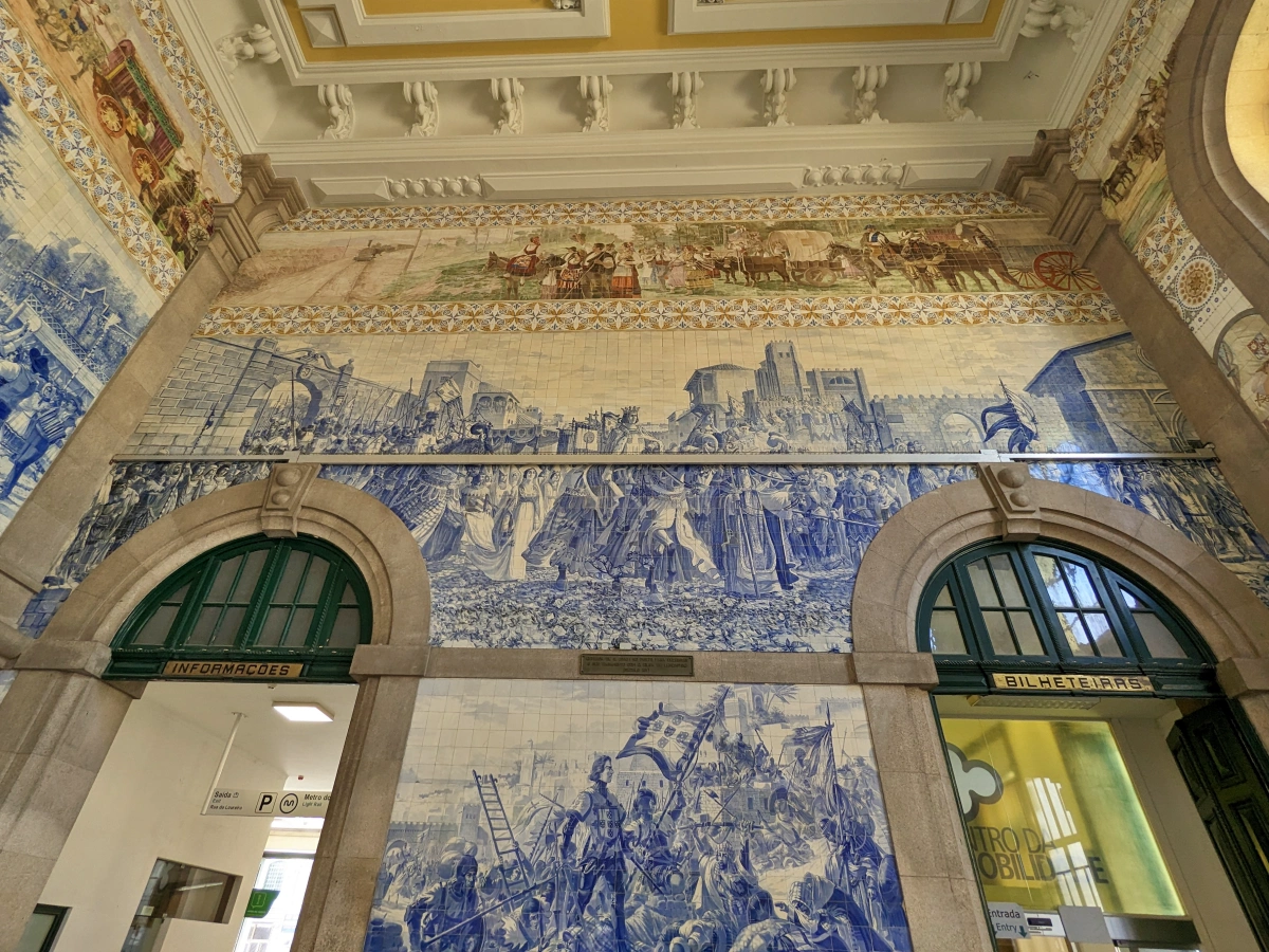 Primer plano de azulejos que muestran una escena de batalla en la estación de São Bento