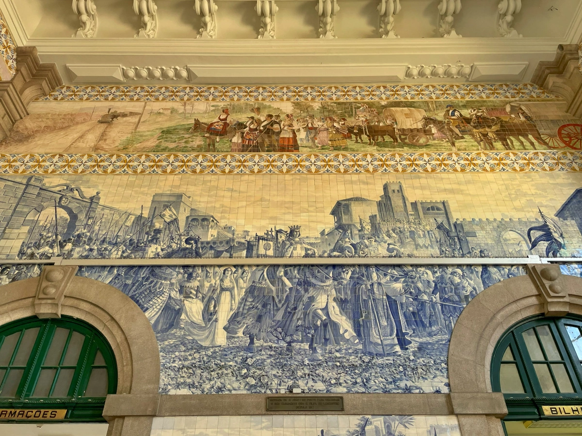 Franja superior de azulejos policromados que representa escenas de la corte en São Bento