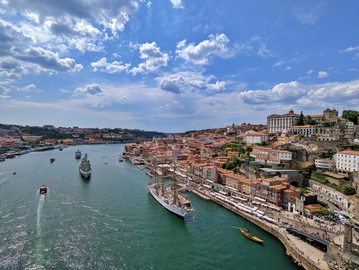 Panorámica del río Duero, barcos y casas de la Ribeira vista desde el Puente de Don Luis I