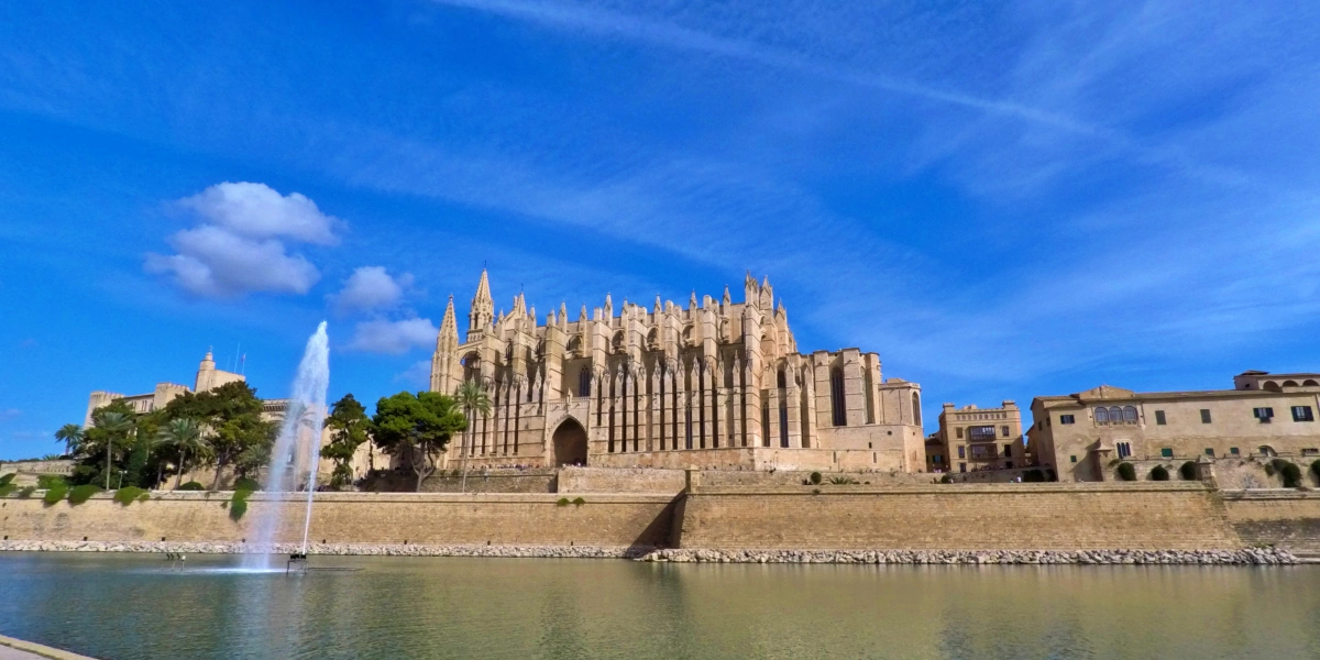 Vista panorámica de la Catedral de Palma de Mallorca reflejada en el Parc de la Mar