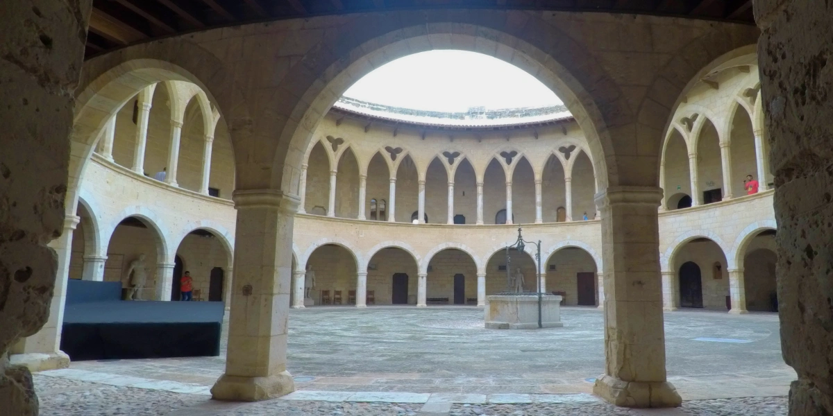 Patio circular con fuente central en el Castillo de Bellver de Mallorca