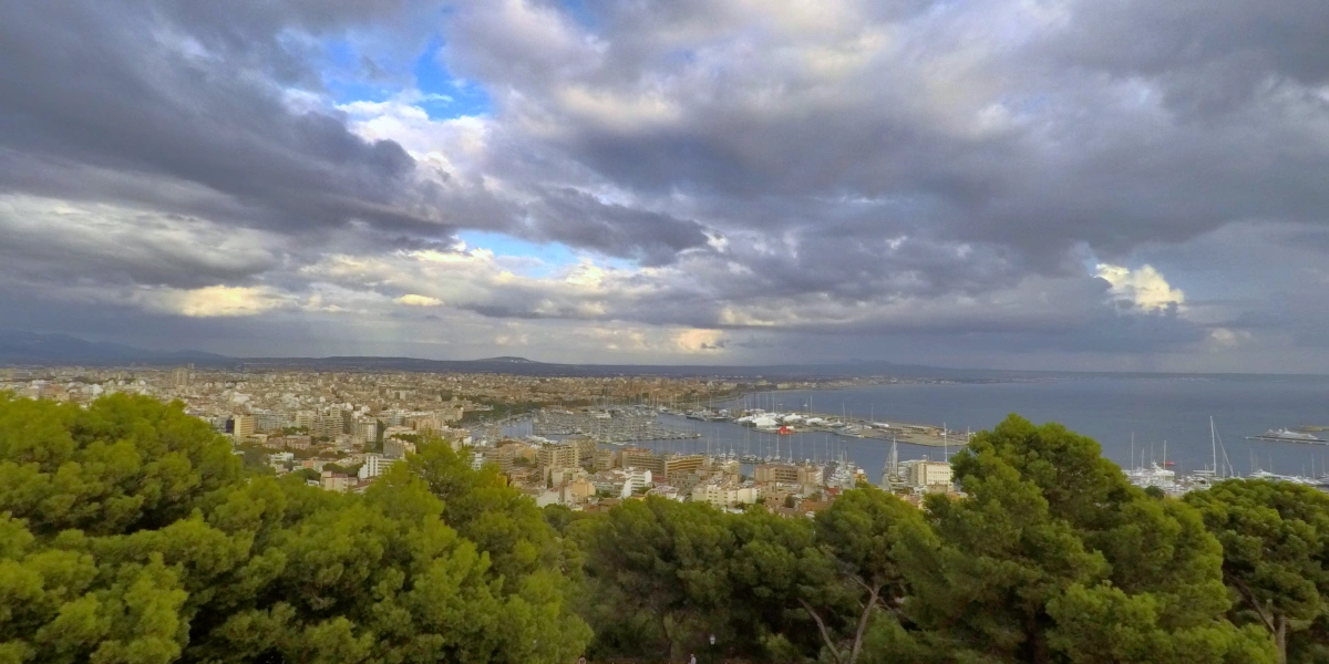 Vista panorámica de Palma de Mallorca y el puerto desde el Castillo de Bellver