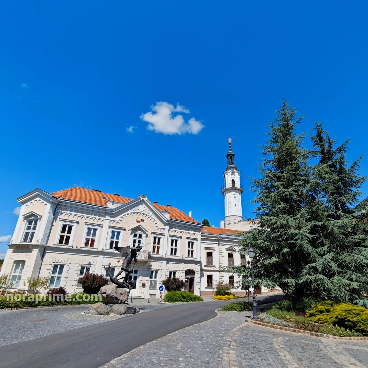 Vista panorámica de la galería de arte Óvárosi Galéria con la Torre del Fuego y fachada histórica en Veszprém, Hungría