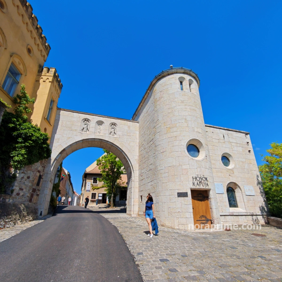 Fachada principal de la Hősök Kapuja o Puerta de los Héroes, arco y torre de piedra en Veszprém, Hungría