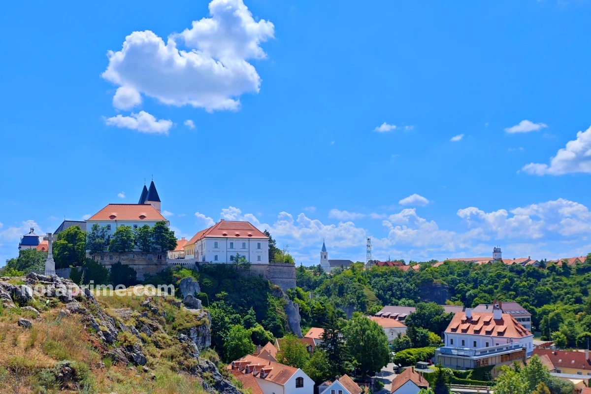 Vista panorámica del Castillo de Veszprém y su conjunto monumental sobre la colina en Hungría