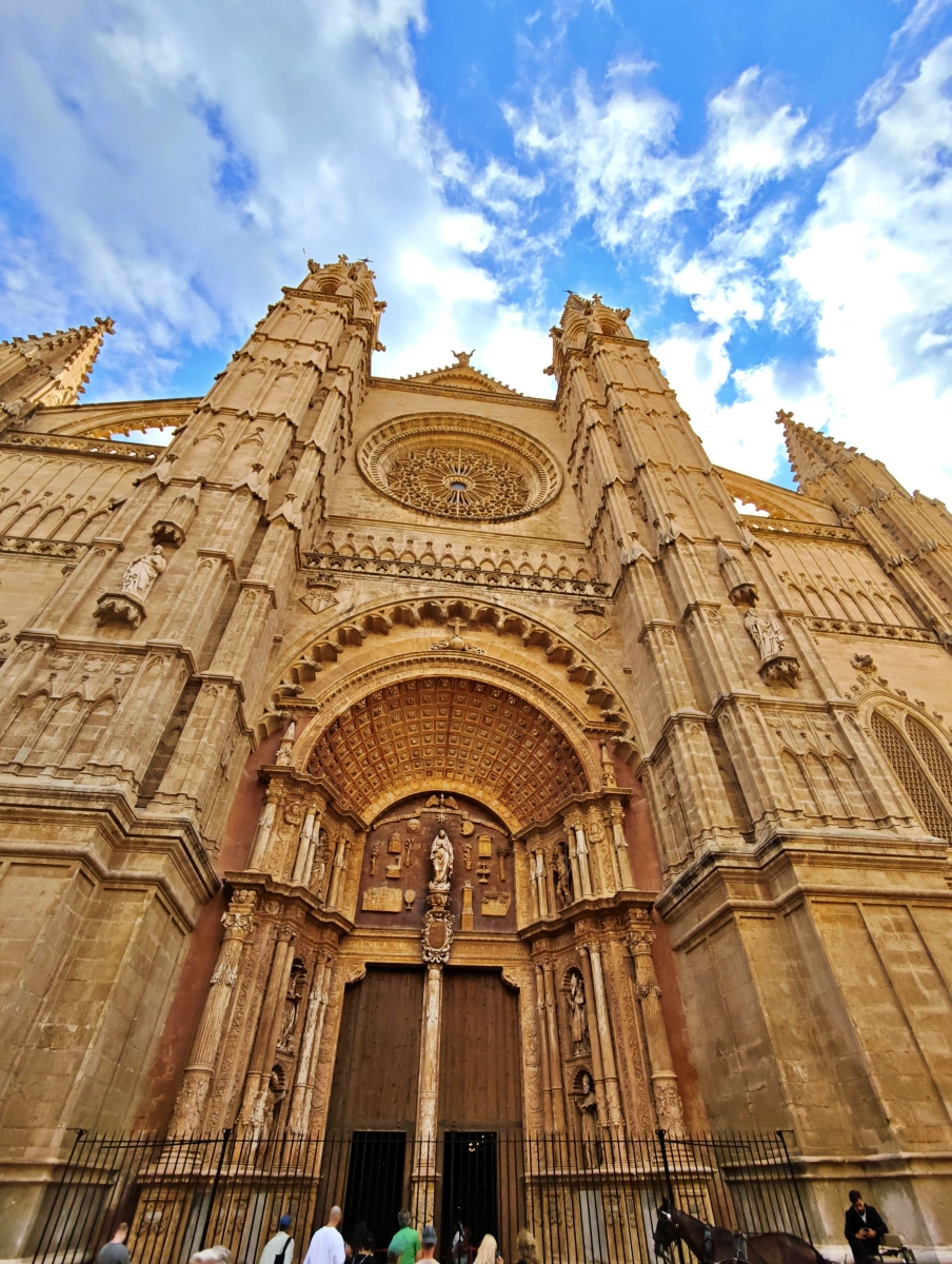 Portal principal de la Catedral de Palma de Mallorca con visitantes y esculturas detalladas
