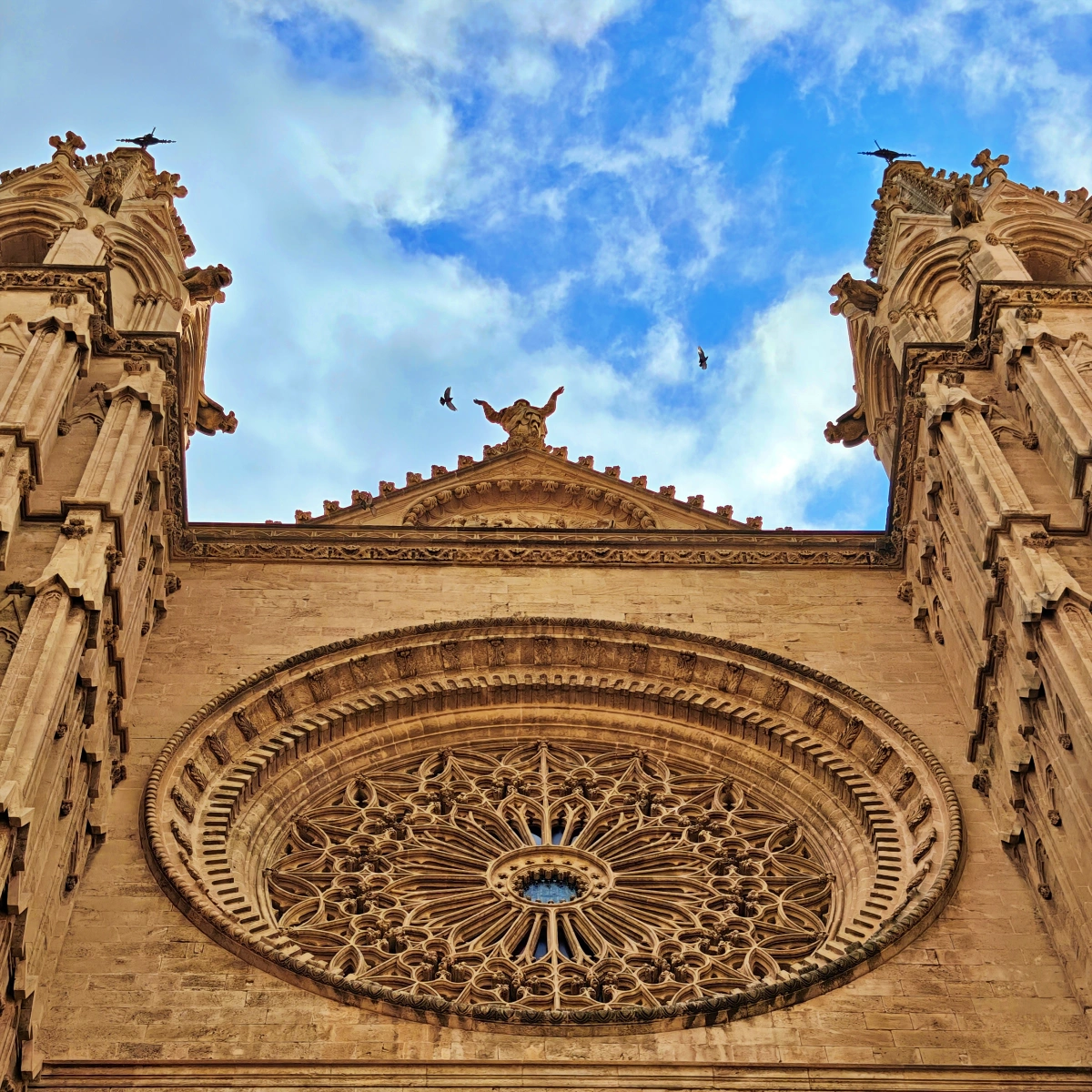 Detalle del rosetón mayor de la Catedral de Palma de Mallorca bajo el cielo azul