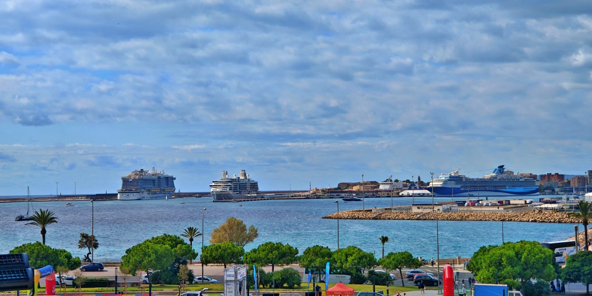 Grandes cruceros amarrados en el puerto de Palma de Mallorca con vistas a la bahía