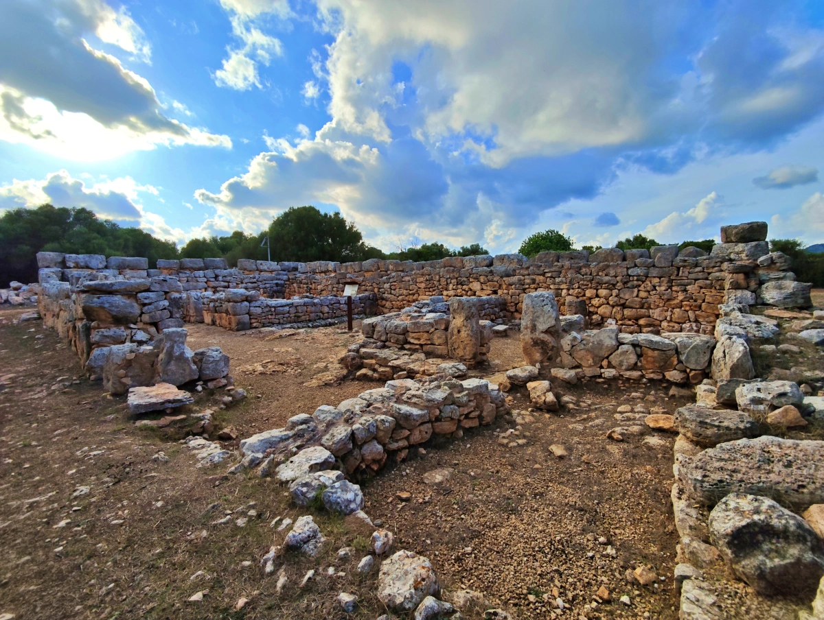 Restos arqueológicos del conjunto prehistórico de s'Hospitalet Vell en Mallorca