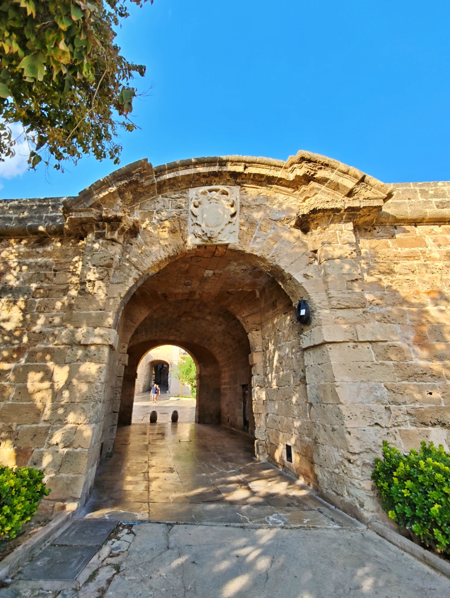 Entrada medieval de la Puerta de La Portella en la muralla de Palma de Mallorca