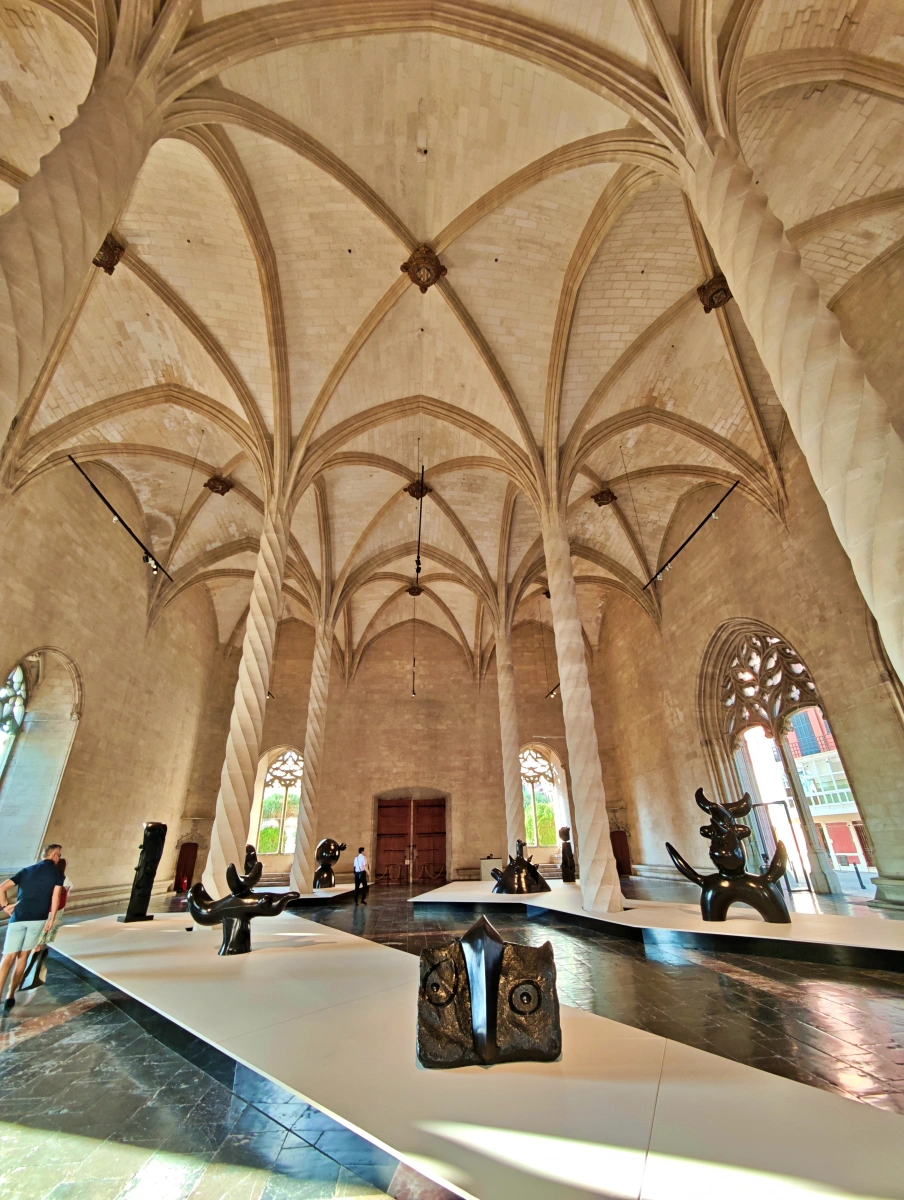 Interior gótico de la Lonja de Palma de Mallorca con columnas helicoidales y bóvedas de crucería