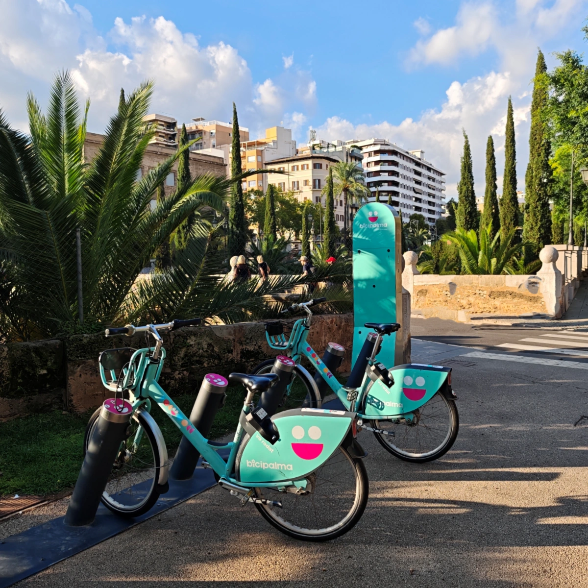 Estación de BiciPalma con bicicletas de alquiler junto a zonas verdes en Palma de Mallorca