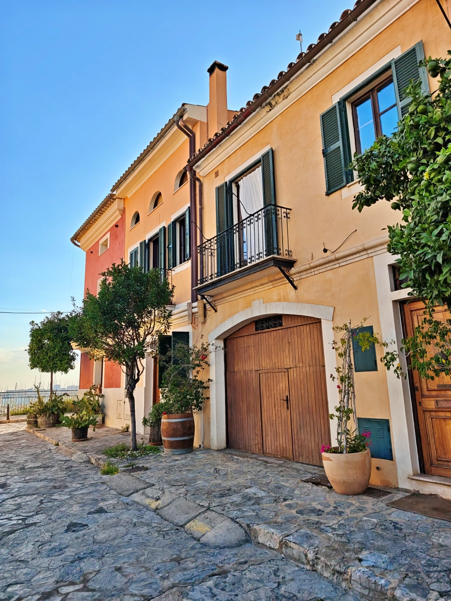 Calle empedrada con casas mediterráneas y árboles en el barrio de Santa Catalina, Palma de Mallorca