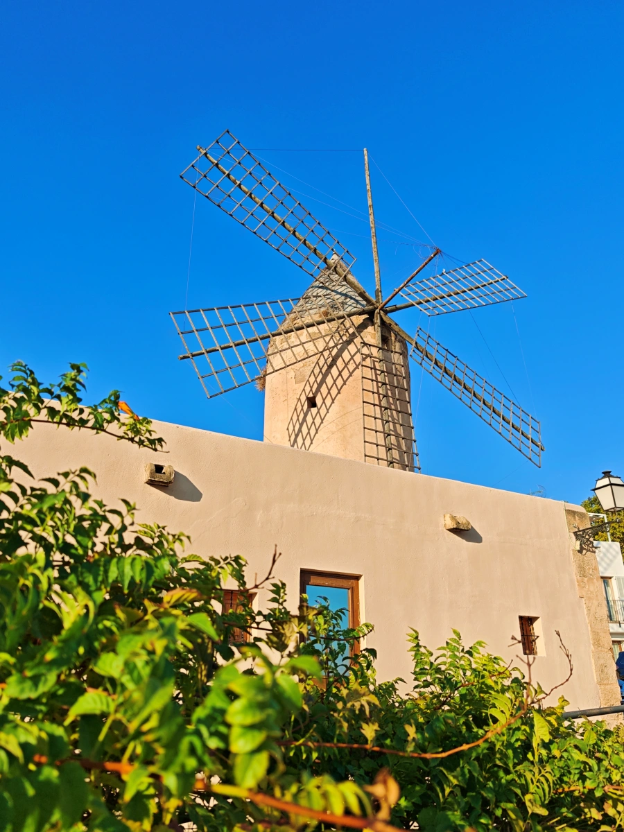 Molino de viento histórico en el barrio de Santa Catalina sobre cielo azul