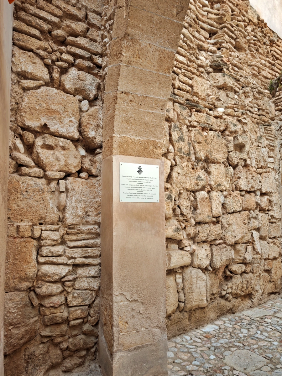 Detalle constructivo de la muralla y puerta romana en el barrio de la Almudaina, Palma