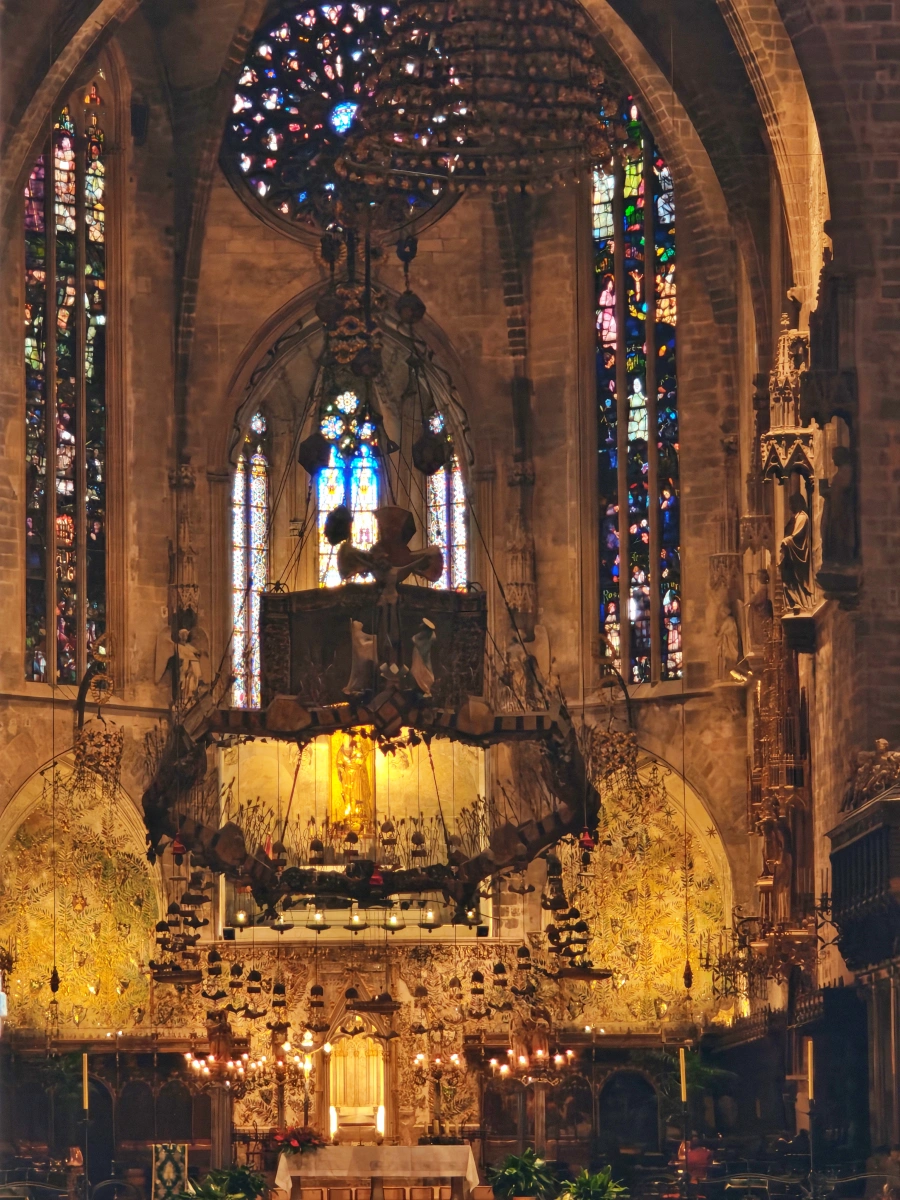 Altar mayor e impresionantes vitrales de la Catedral de Palma de Mallorca