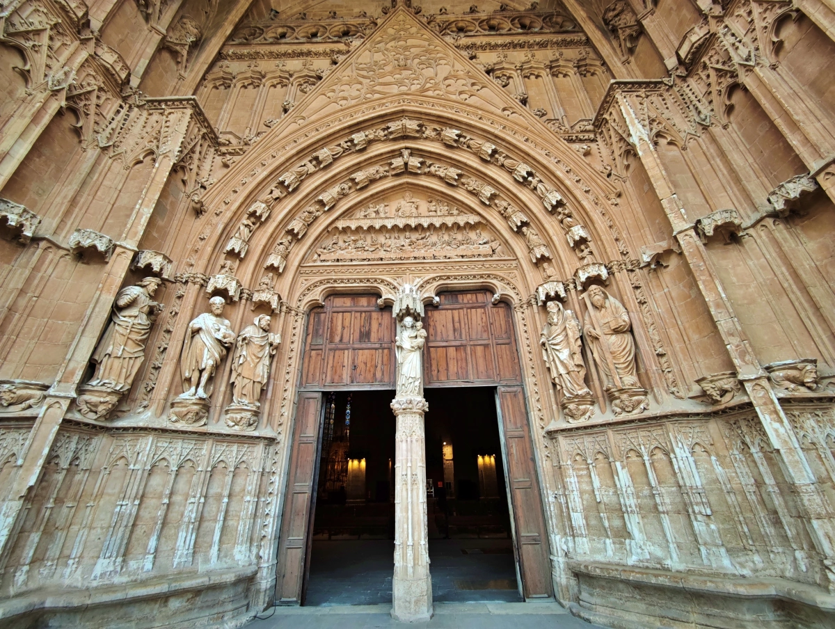 Entrada lateral gótica de la Catedral de Palma con esculturas de la Última Cena