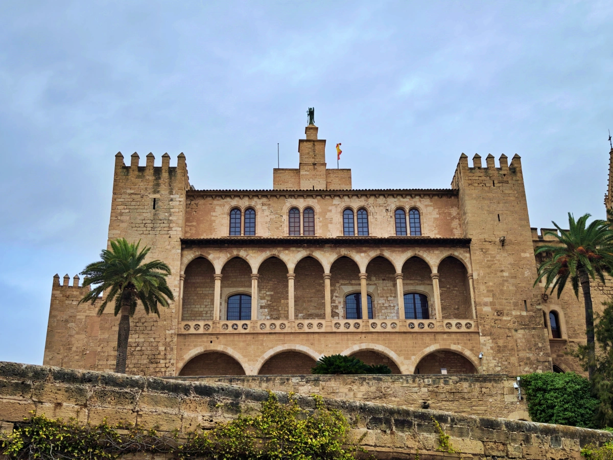 Fachada principal del Palacio Real de la Almudaina en Palma de Mallorca