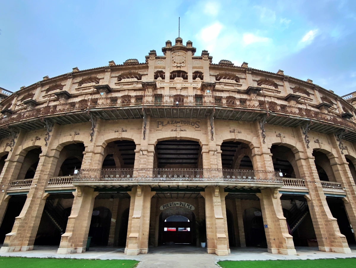 Fachada principal del Coliseo Balear, plaza de toros emblemática en Palma de Mallorca