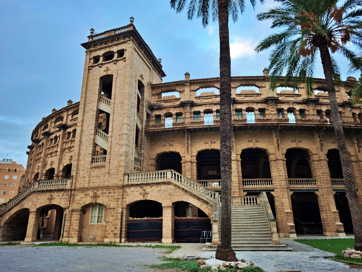 Vista lateral del Coliseo Balear, mostrando escaleras y detalles arquitectónicos