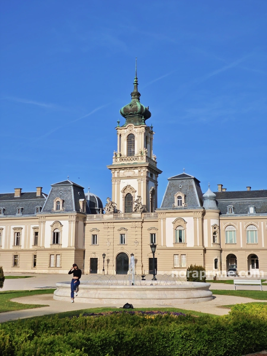 Vista central del Palacio Festetics en Keszthely, con fuente y jardines, bajo cielo despejado