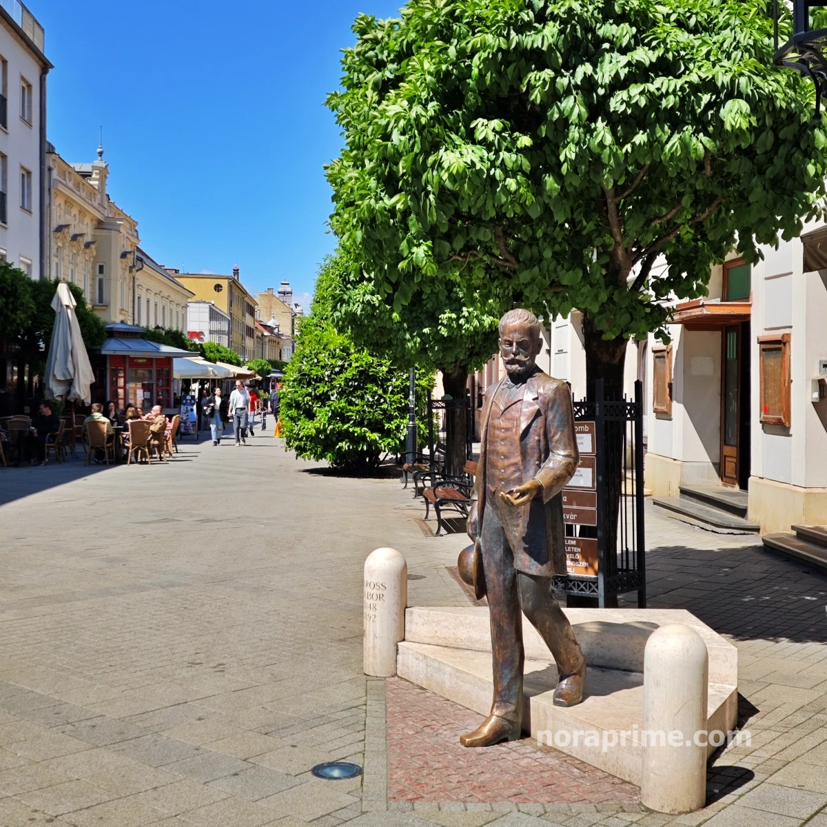 Monumento dedicado a Gábor Baross, “el ministro de hierro”, en la calle principal de Györ, Hungría