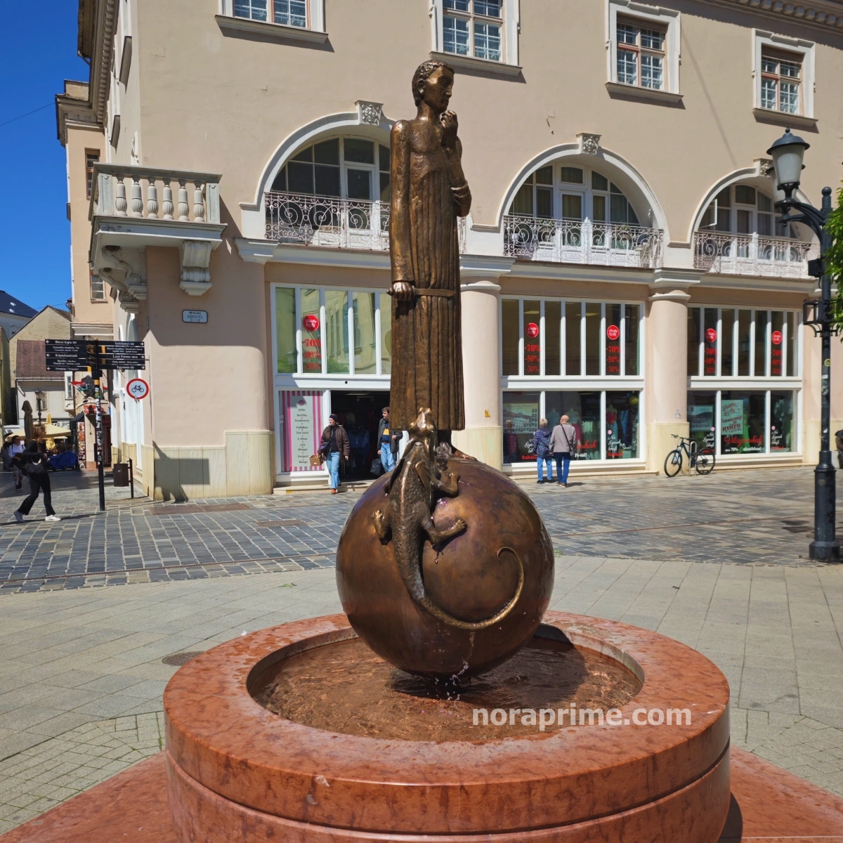 Escultura de San Jorge venciendo al dragón sobre una fuente en Györ, Hungría