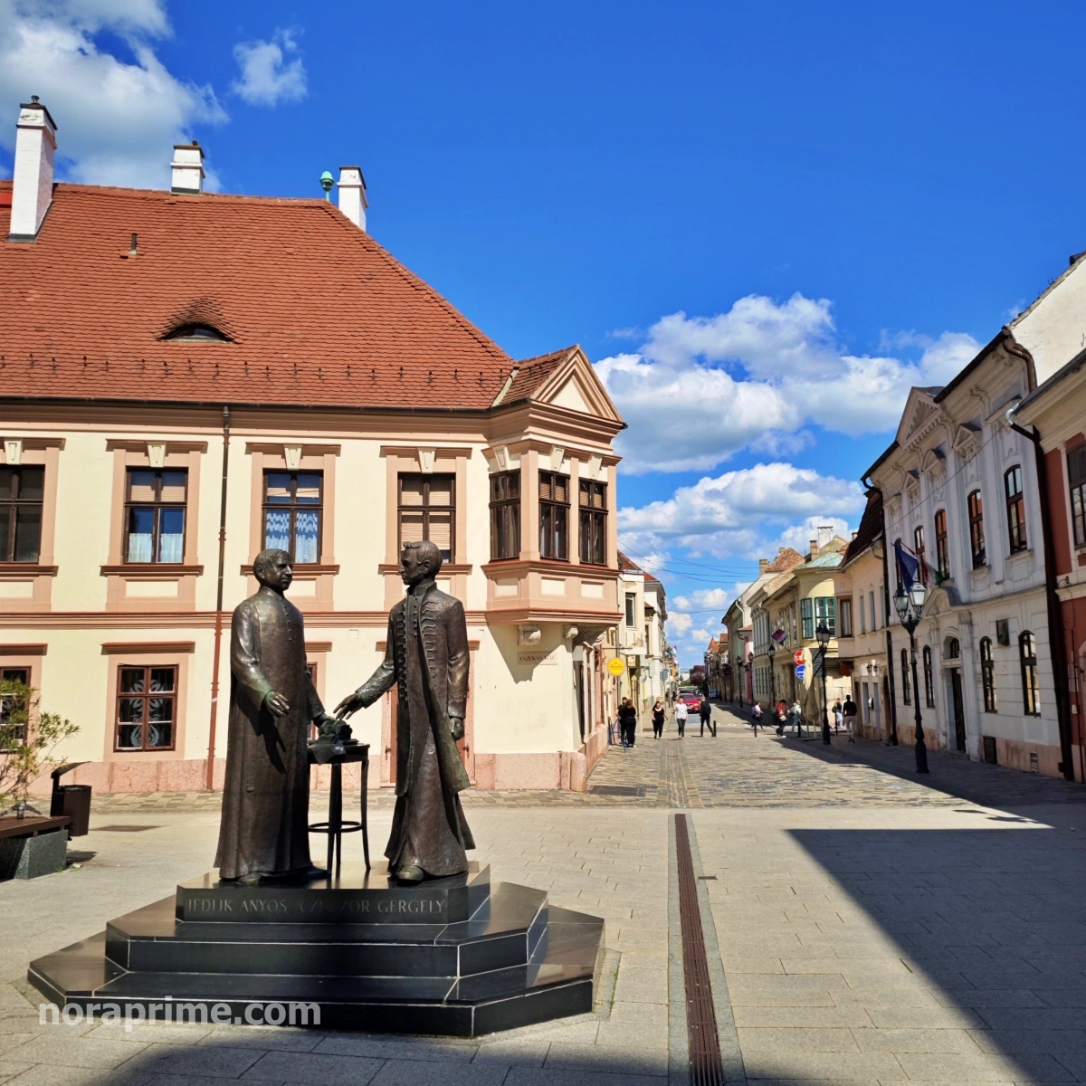 Estatua de Gergely Czuczor y Ányos Jedlik, célebres figuras húngaras, en Széchenyi tér de Györ