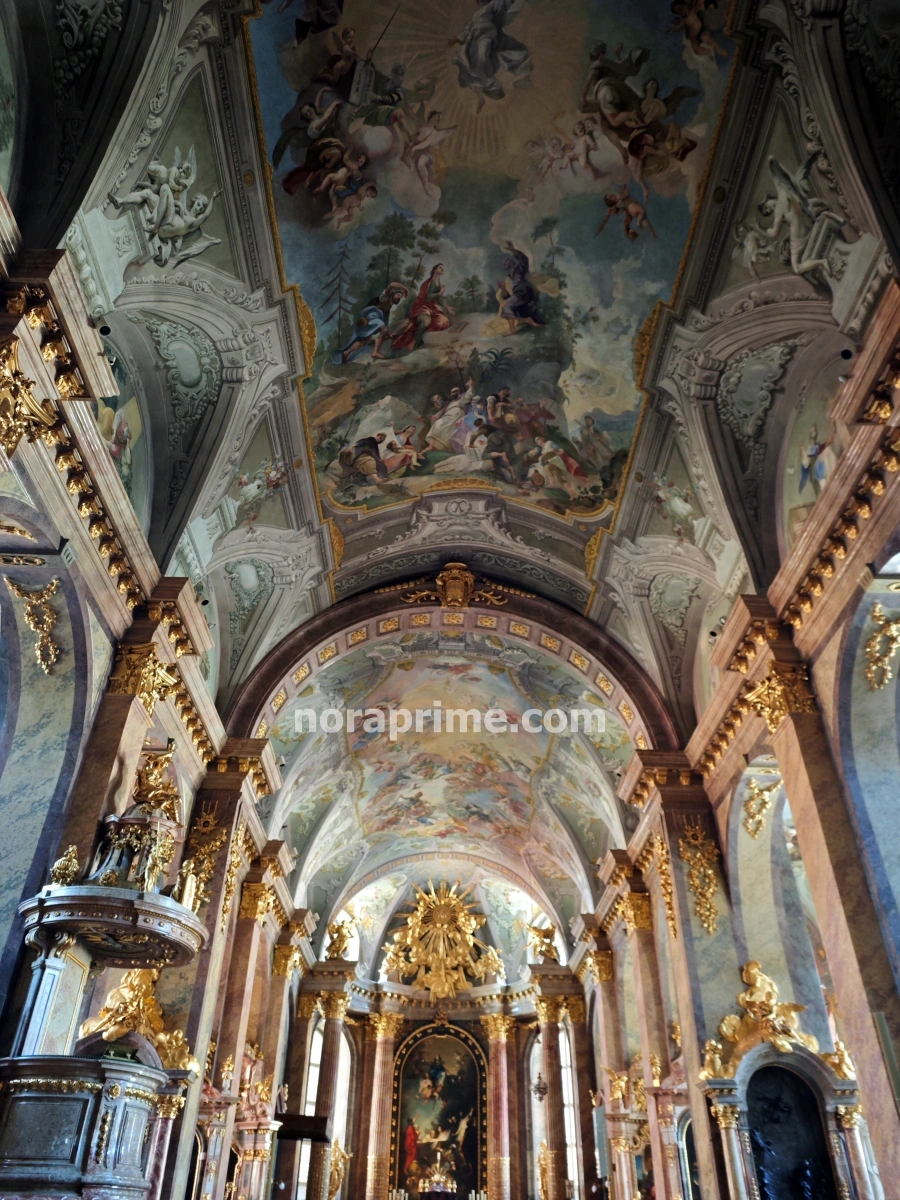 Vista de la bóveda pintada y el altar dorado barroco de la Catedral de la Asunción en Györ, Hungría